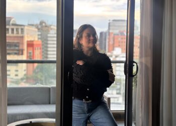 Entrevista a la psicóloga y escritora Laura París Mejía: “El amor propio no siempre consiste en decirnos cosas bonitas; muchas veces significa tener conversaciones difíciles con nosotros mismos”