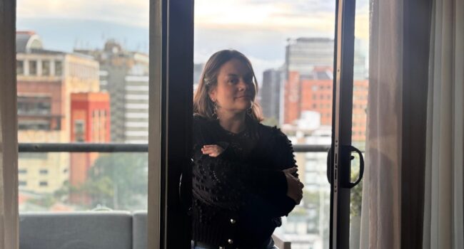 Entrevista a la psicóloga y escritora Laura París Mejía: “El amor propio no siempre consiste en decirnos cosas bonitas; muchas veces significa tener conversaciones difíciles con nosotros mismos”