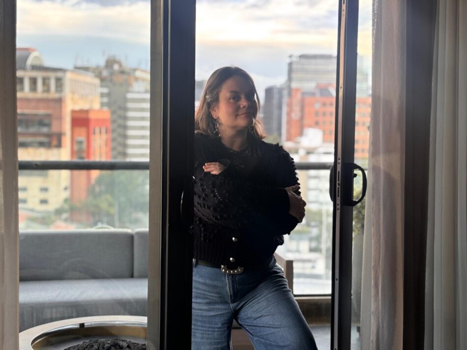 Entrevista a la psicóloga y escritora Laura París Mejía: “El amor propio no siempre consiste en decirnos cosas bonitas; muchas veces significa tener conversaciones difíciles con nosotros mismos”