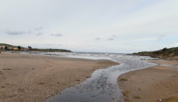 Denuncian nuevos vertidos en la playa de Bañugues en Gozón en plena campaña de baños (Asturias)