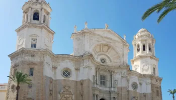 FACUA Cádiz participa en la recogida de firmas para revertir la turistificación de la ciudad