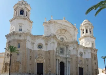FACUA Cádiz participa en la recogida de firmas para revertir la turistificación de la ciudad