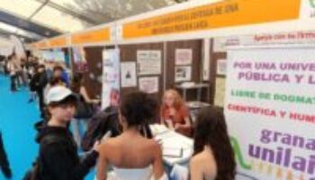 En las Jornadas de Recepción de la UGR, los estudiantes respaldan a UNI Laica en su reivindicación de una Universidad pública y laica