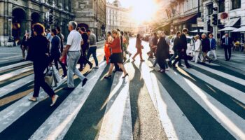 Los españoles tendrán más vínculos sociales para 2050, pero la tecnología podría acentuar la soledad