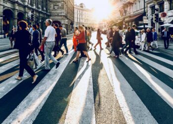 Los españoles tendrán más vínculos sociales para 2050, pero la tecnología podría acentuar la soledad