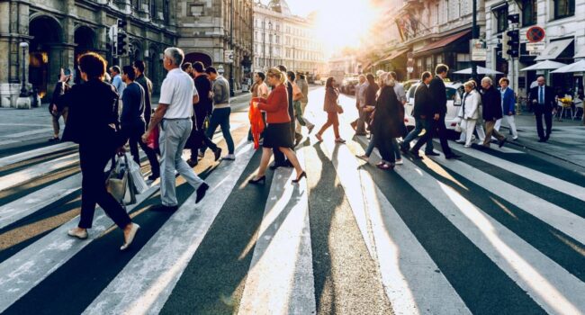 Los españoles tendrán más vínculos sociales para 2050, pero la tecnología podría acentuar la soledad