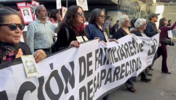La policía de Chile carga y reprime una marcha en homenaje a víctimas de la dictadura de Pinochet