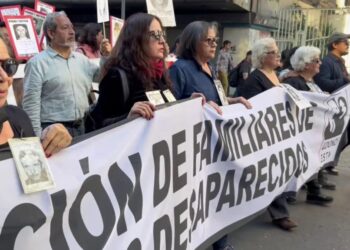La policía de Chile carga y reprime una marcha en homenaje a víctimas de la dictadura de Pinochet