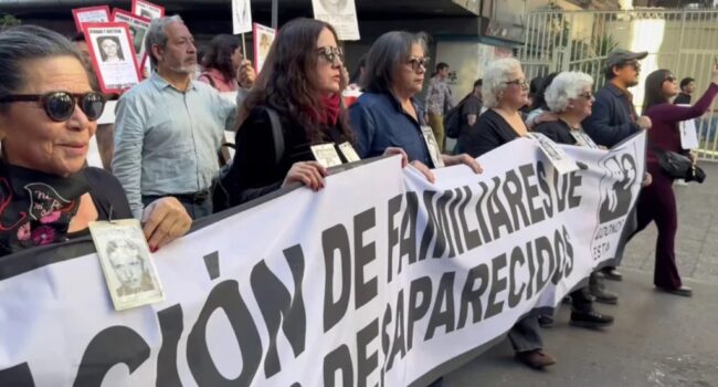 La policía de Chile carga y reprime una marcha en homenaje a víctimas de la dictadura de Pinochet