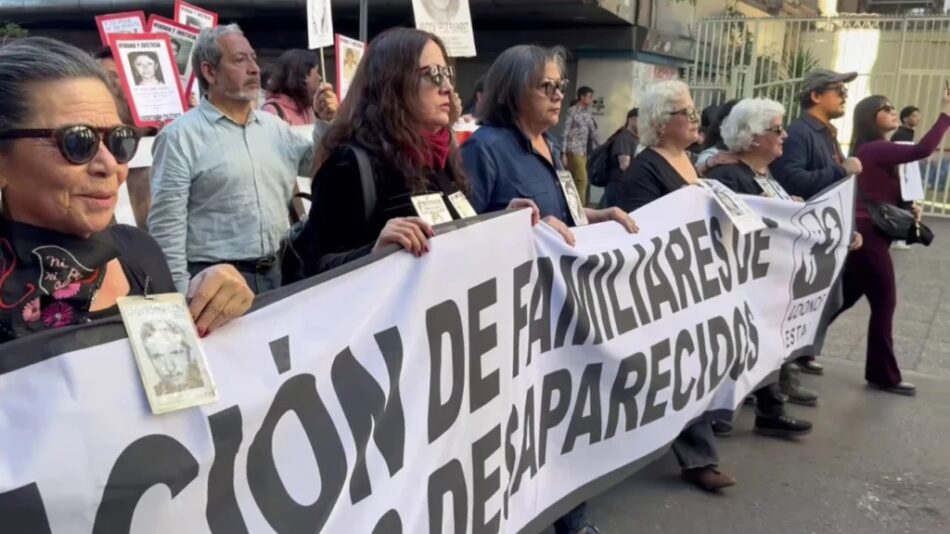 La policía de Chile carga y reprime una marcha en homenaje a víctimas de la dictadura de Pinochet