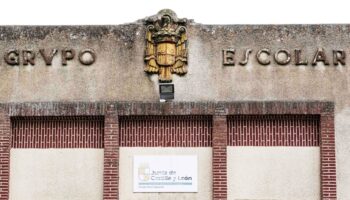Denuncian que el Gobierno no retira simbología franquista de centros de enseñanza