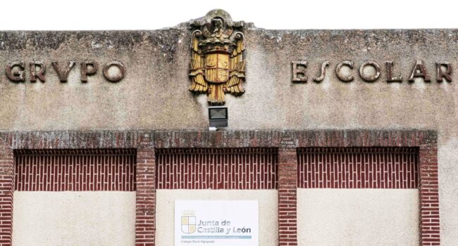 Denuncian que el Gobierno no retira simbología franquista de centros de enseñanza