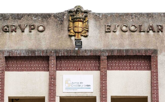 Denuncian que el Gobierno no retira simbología franquista de centros de enseñanza