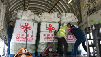 China despliega un tercer lote de ayuda humanitaria tras la catástrofe de Nepal