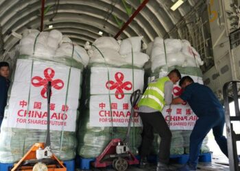China despliega un tercer lote de ayuda humanitaria tras la catástrofe de Nepal