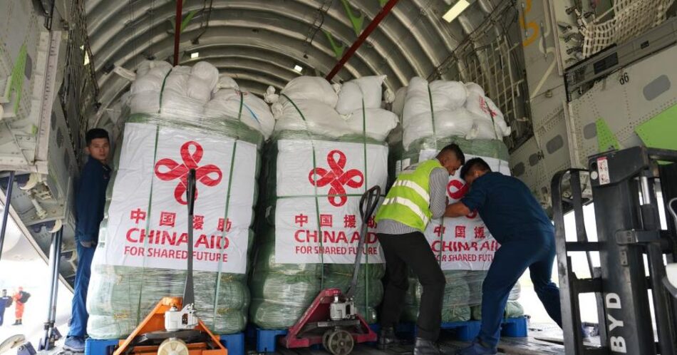 China despliega un tercer lote de ayuda humanitaria tras la catástrofe de Nepal