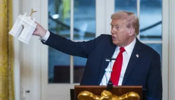 Trump disminuye su índice de aprobación al 32 por ciento, según encuesta