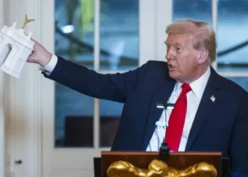 Trump disminuye su índice de aprobación al 32 por ciento, según encuesta