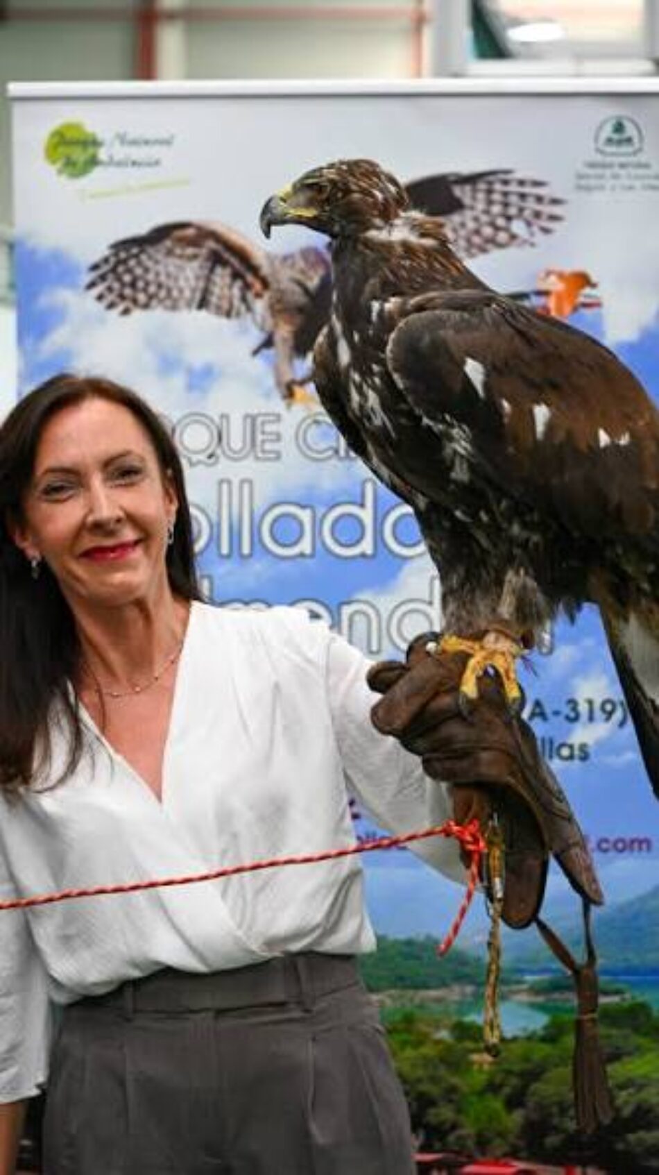 ASANDA pide a la Junta de Andalucía que aclare por qué una consejera aparece sosteniendo un ave rapaz en Ibercaza