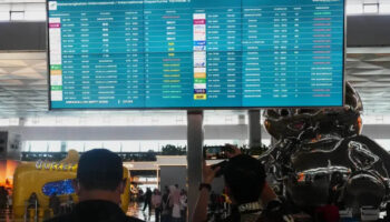 Indonesia comienza a reabrir aeropuertos pese a amenazas de volcán