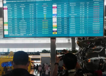 Indonesia comienza a reabrir aeropuertos pese a amenazas de volcán