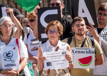 Máis dun cento de persoas concéntranse no Obradoiro para reclamar a liberdade do doutor Hussam Abu Safiya