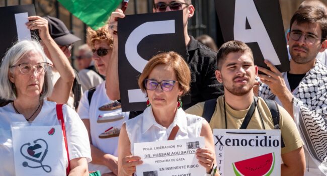 Máis dun cento de persoas concéntranse no Obradoiro para reclamar a liberdade do doutor Hussam Abu Safiya