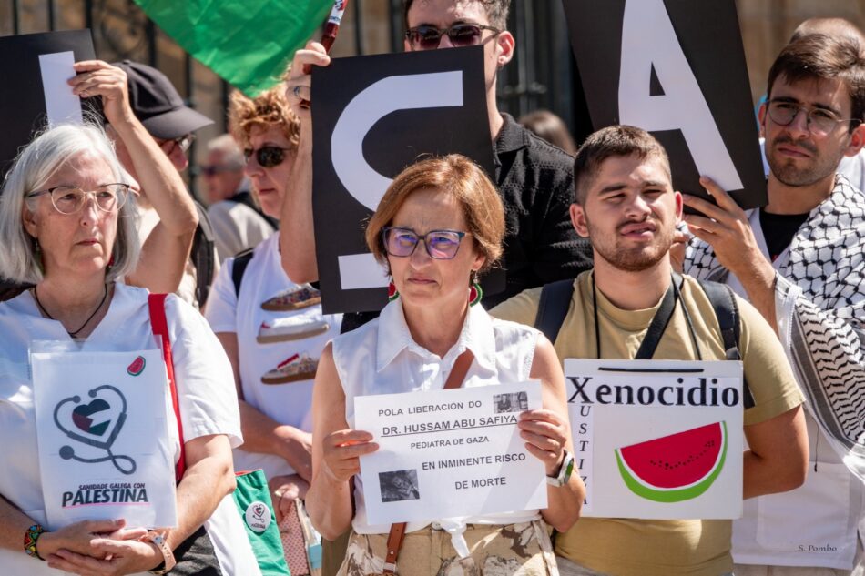 Máis dun cento de persoas concéntranse no Obradoiro para reclamar a liberdade do doutor Hussam Abu Safiya