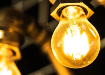 La factura eléctrica del usuario medio se infla en septiembre hasta los 104 euros: la más cara en cuatro años