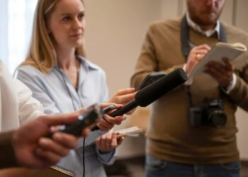 Las organizaciones periodísticas y sindicales presentan un manifiesto conjunto para exigir el fin del acoso y las agresiones a periodistas