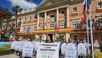 Activistas llevan lápidas con los nombres de toros muertos a las puertas del Ayuntamiento de Murcia