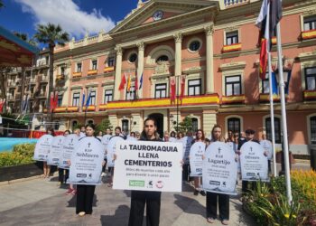 Activistas llevan lápidas con los nombres de toros muertos a las puertas del Ayuntamiento de Murcia
