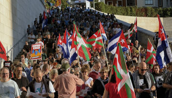 Manifestación en Bilbao reunió a dos mil personas que denunciaron el genocidio silencioso que sufre Cuba por el asedio de EE. UU., antes del concierto de Silvio Rodríguez