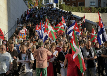 Manifestación en Bilbao reunió a dos mil personas que denunciaron el genocidio silencioso que sufre Cuba por el asedio de EE. UU., antes del concierto de Silvio Rodríguez