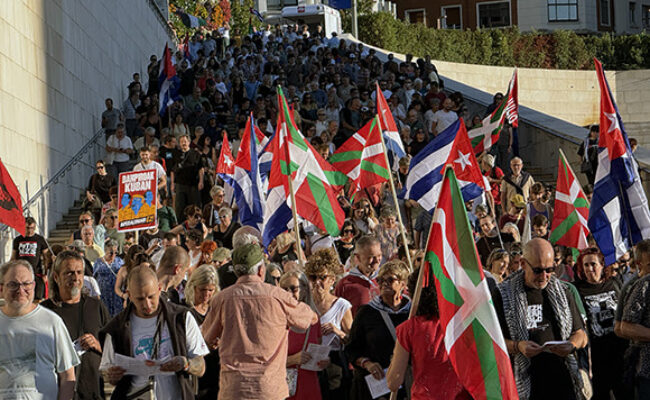 Manifestación en Bilbao reunió a dos mil personas que denunciaron el genocidio silencioso que sufre Cuba por el asedio de EE. UU., antes del concierto de Silvio Rodríguez