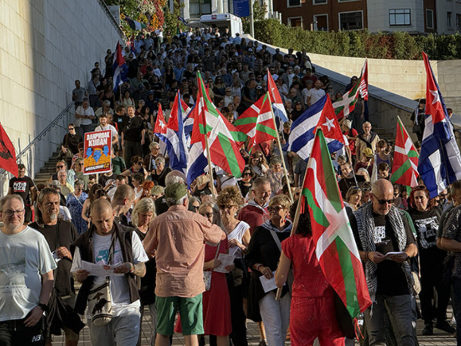 Manifestación en Bilbao reunió a dos mil personas que denunciaron el genocidio silencioso que sufre Cuba por el asedio de EE. UU., antes del concierto de Silvio Rodríguez