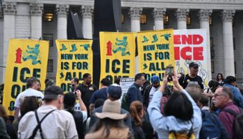 Estadounidenses protestan en NY tras disparo del ICE a un dominicano