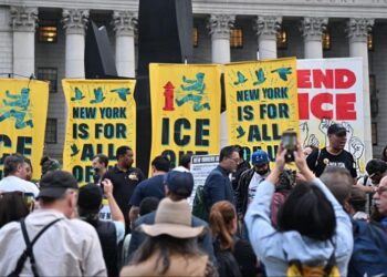 Estadounidenses protestan en NY tras disparo del ICE a un dominicano
