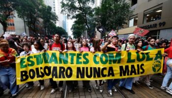 “No voto por alguien que vende a Brasil”: estudiantes protestan contra candidatura de Bolsonaro