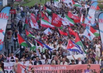 Milleiros de persoas percorren Compostela exixindo o fin do xenocidio en Palestina