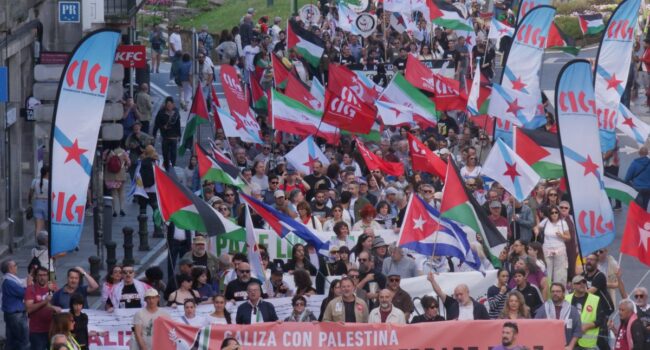 Milleiros de persoas percorren Compostela exixindo o fin do xenocidio en Palestina