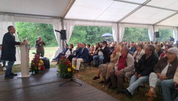 Zapico reivindica en la fosa de El Rellán la continuidad de la batalla por los derechos: “Los que lucharon por la democracia tejían un hilo invisible con quienes hoy siguen en las calles”