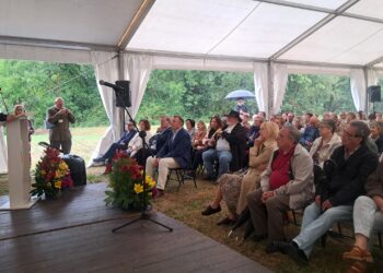 Zapico reivindica en la fosa de El Rellán la continuidad de la batalla por los derechos: “Los que lucharon por la democracia tejían un hilo invisible con quienes hoy siguen en las calles”