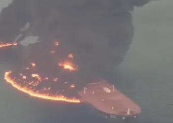 ​Irán anuncia explosión de superpetrolero en el estrecho de Ormuz