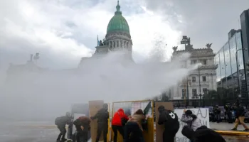 Represión en Argentina: infiltrados, hidrantes y gases contra la quinta Marcha Universitaria