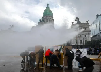 Represión en Argentina: infiltrados, hidrantes y gases contra la quinta Marcha Universitaria