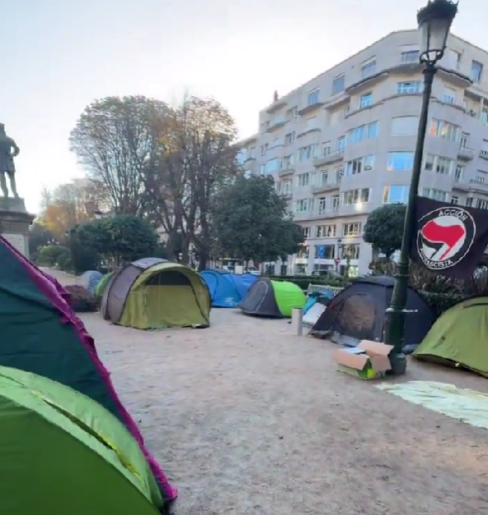 A Acampada pola vivienda en Vigo medra ata as 60 tendas e afronta as primeiras choivas cunha estrutura renovada