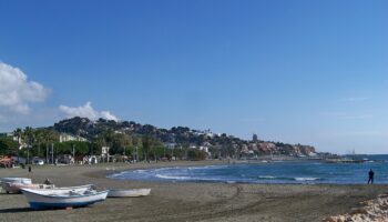 Cientos de personas defienden el paseo marítimo de El Palo de la turistificación y la expulsión de sus vecinos en la Marcha Litoral 