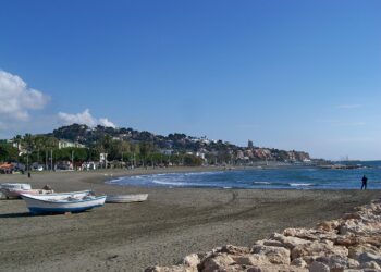 Cientos de personas defienden el paseo marítimo de El Palo de la turistificación y la expulsión de sus vecinos en la Marcha Litoral 