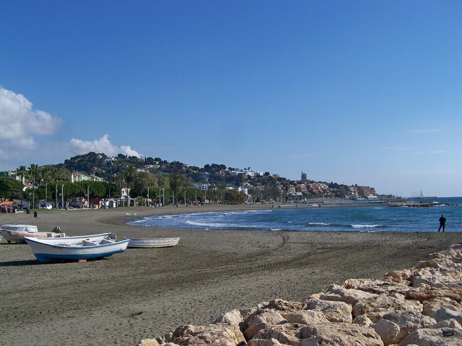 Cientos de personas defienden el paseo marítimo de El Palo de la turistificación y la expulsión de sus vecinos en la Marcha Litoral